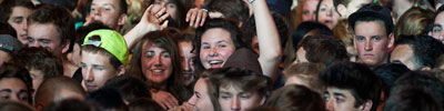 Couleur Café (juni 2011) — Subtiel de aandacht trekken... van de jongeheer rechts kan u nog wat leren